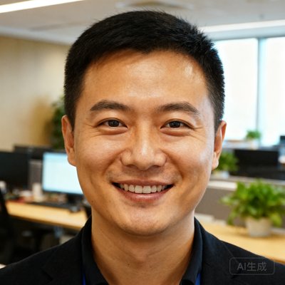 搜球吧CEO张伟头像,面带微笑,背景是办公室